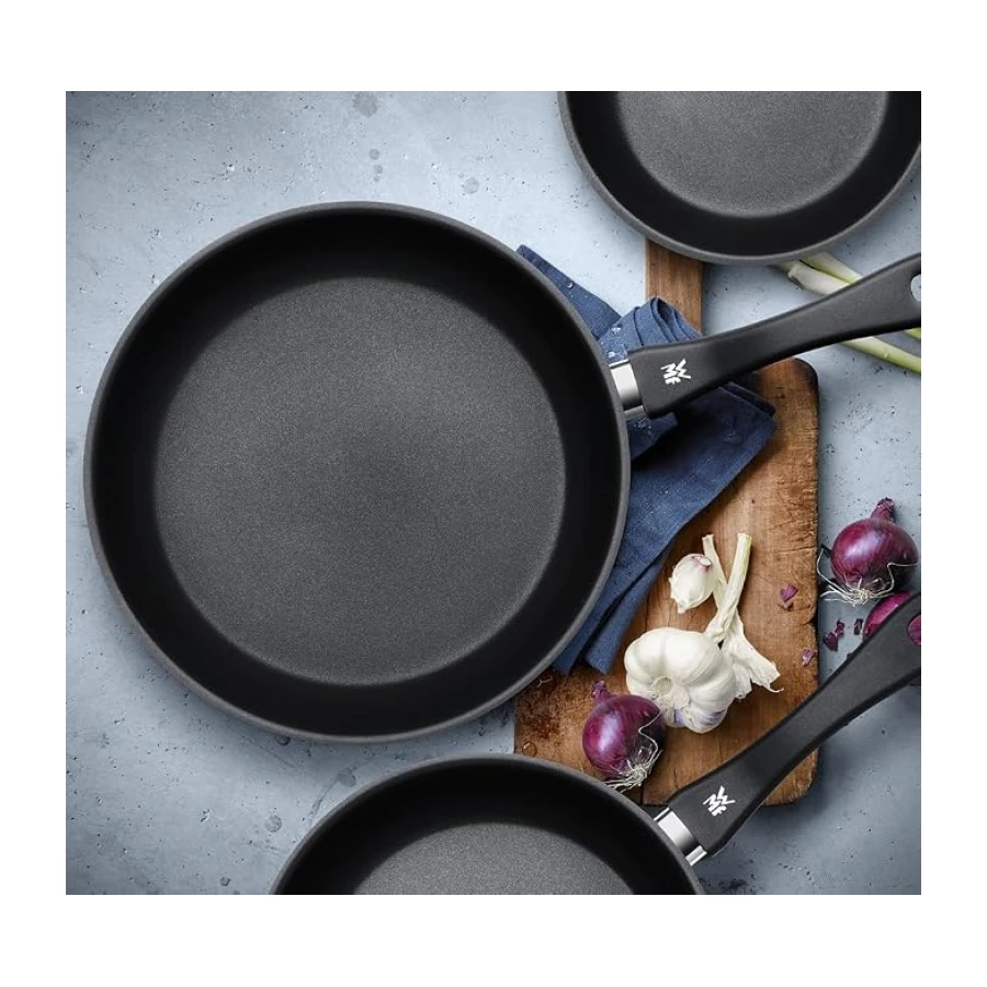WMF Devil - Juego de 3 Sartenes Antiadherentes 20-24-28 cm, Sartén de Acero Inoxidable y Revestimiento Antiadherente para Todo Tipo de Cocinas Incluido Inducción, Color Negro
