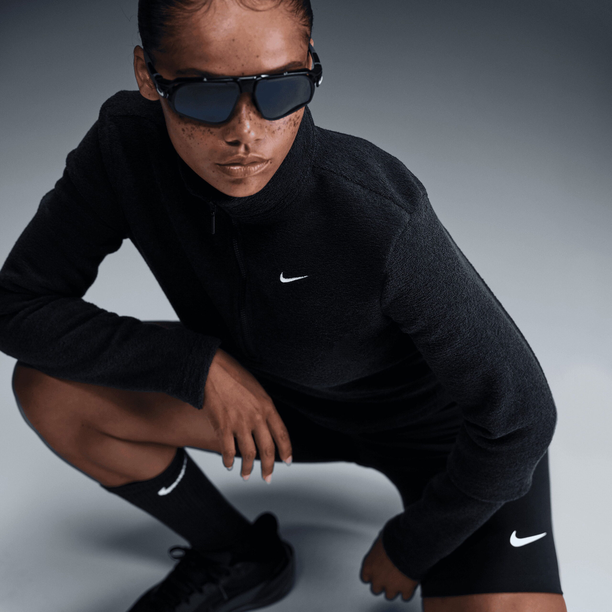 Nike - سویشرت مشکی زنانه نایک مدل Phoenix Plush - تصویر 2