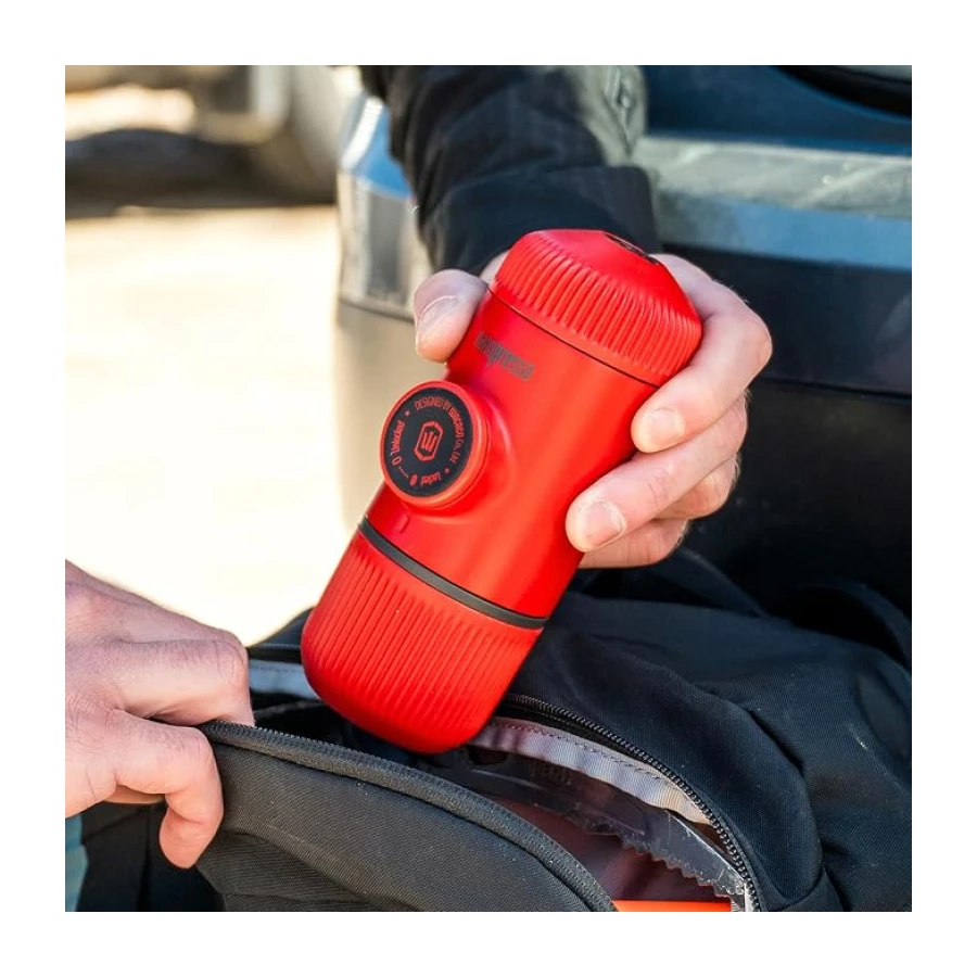 WACACO Nanopresso Taşınabilir Espresso Makinesi, Minipresso'nun Yükseltme Sürümü, 18 Bar Basınç, Ekstra Küçük Seyahat Kahve Makinesi, Elle Çalıştırılır. Mutfak ve Ofis İçin Mükemmel